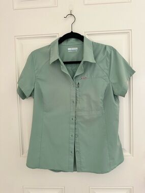 Women’s Columbia Sage Green Short Sleeve Button Shirt Size Medium